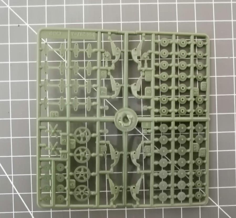 UMmt686-1 Танк Т-26 с цилиндрической башней и 76,2 мм танковой пушкой КТ-28 (пластиковые траки) UM